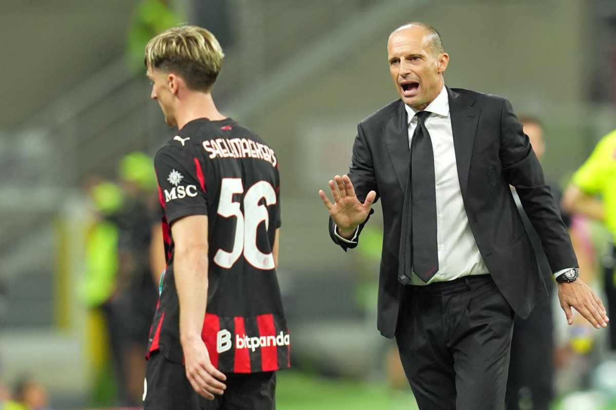 Massimiliano Allegri parla con Alexis Saelemaekers a bordo campo durante una partita del Milan nella stagione 2025