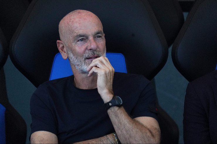 Stefano Pioli seduto in panchina riflette durante una partita della stagione 2025/2026.