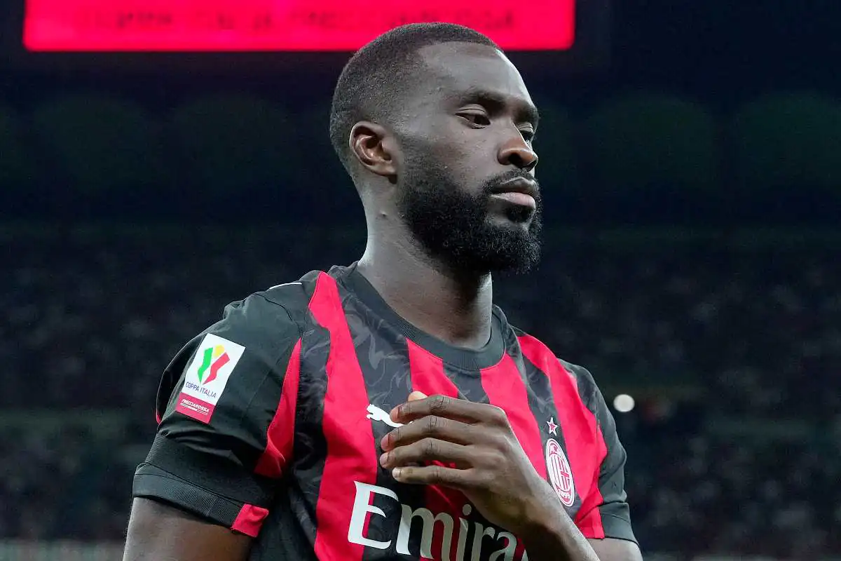 In primo piano il difensore inglese del milan Fikayo Tomori