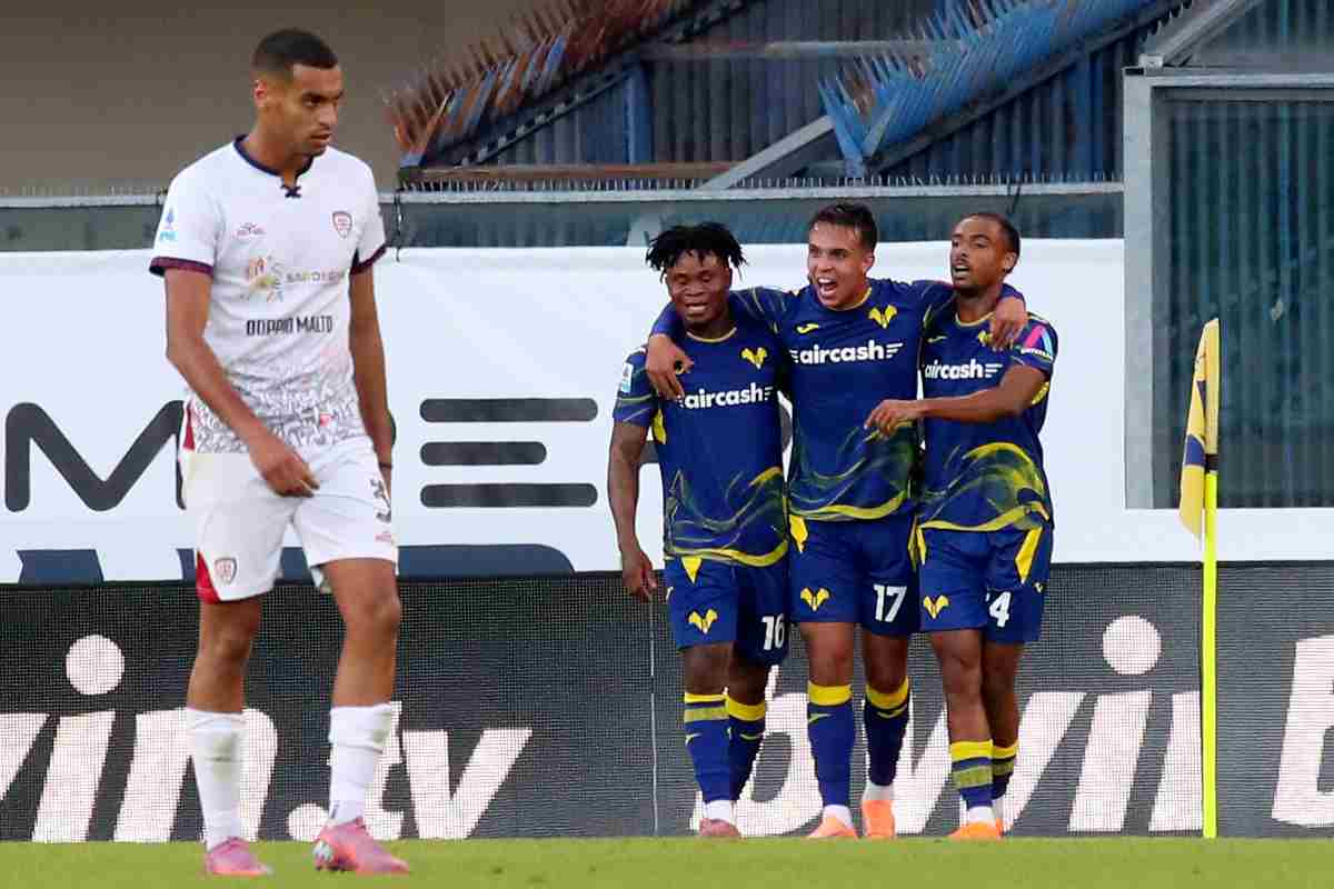 I giocatori del Verona esultano dopo una rete: uno di loro è nel mirino del Milan