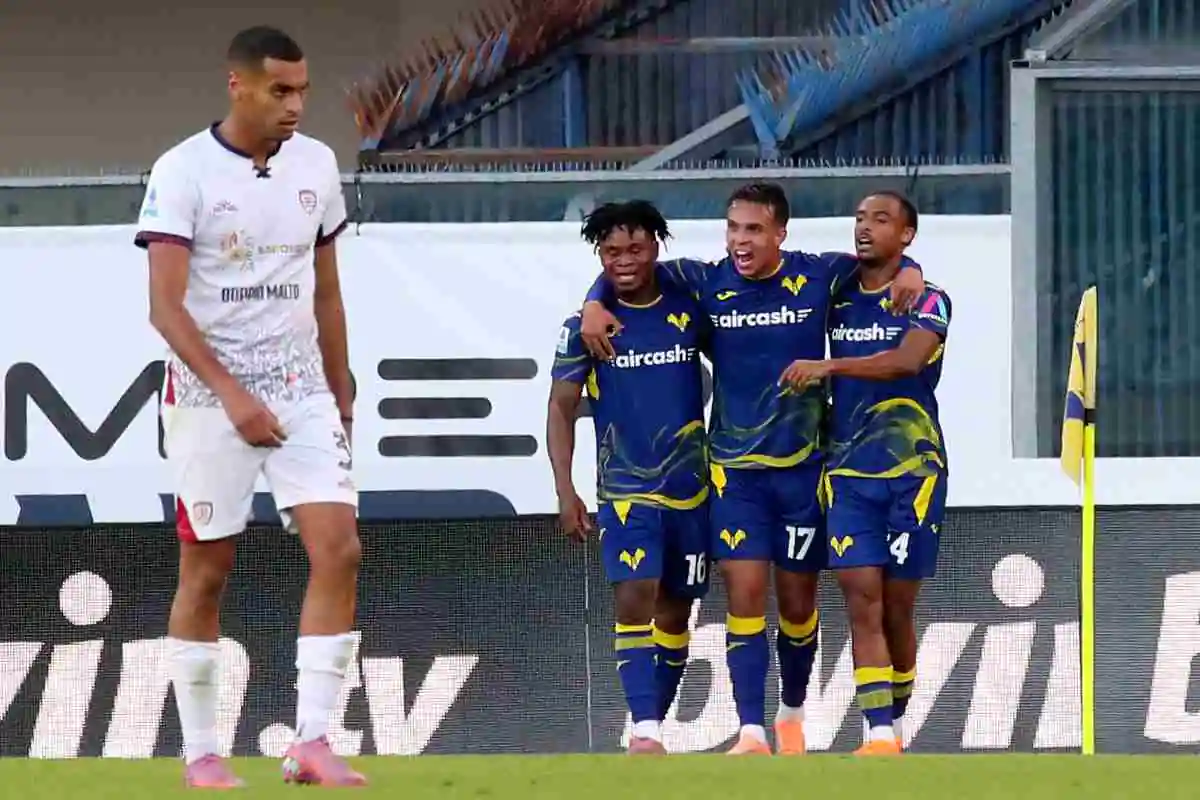 I giocatori del Verona esultano dopo una rete: uno di loro è nel mirino del Milan