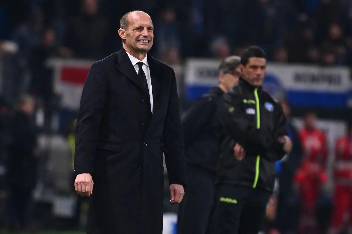 Massimiliano Allegri, allenatore del Milan, in piedi davanti alla panchina