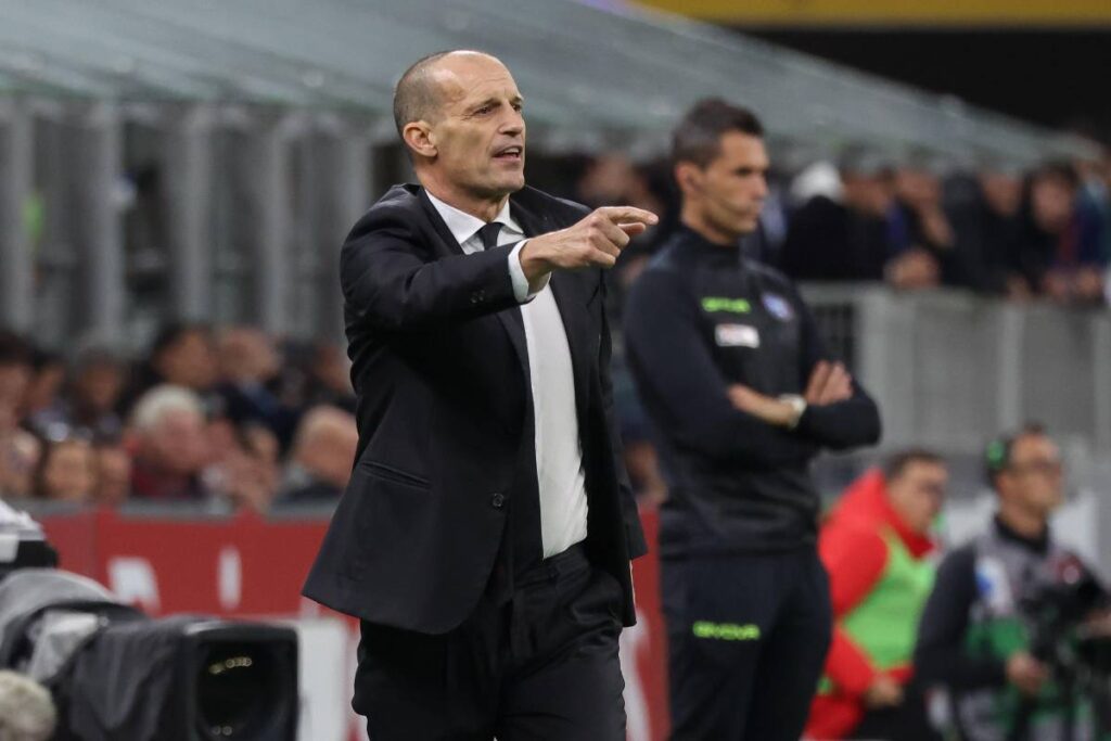 Allegri intento a dare indicazioni alla sua squadra