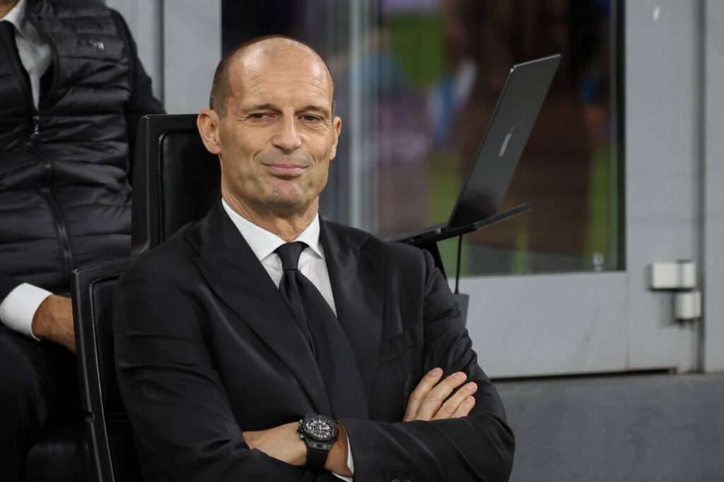 Max Allegri in panchina durante una partita di campionato con il suo Milan a San Siro