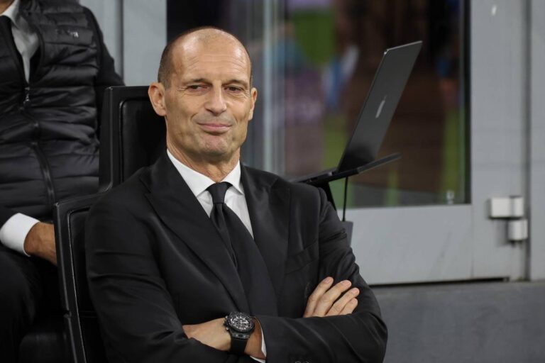 Max Allegri in panchina durante una partita di campionato con il suo Milan a San Siro