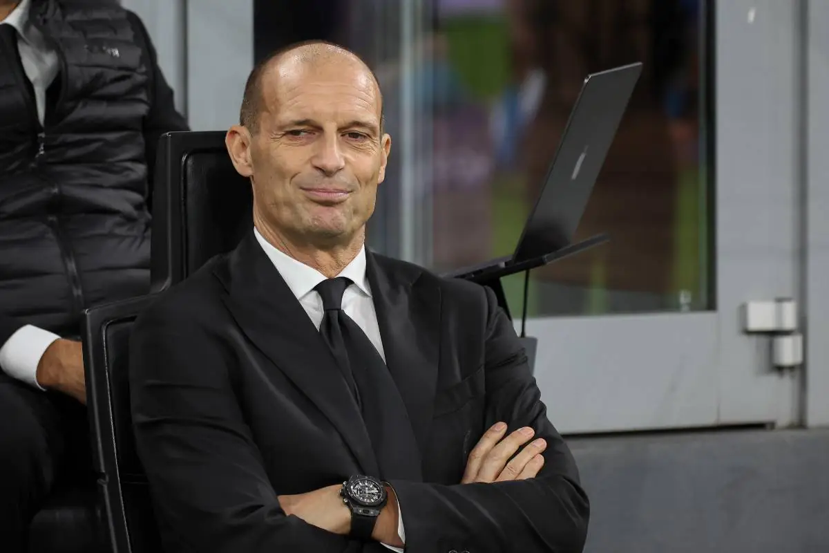 Max Allegri in panchina durante una partita di campionato con il suo Milan a San Siro