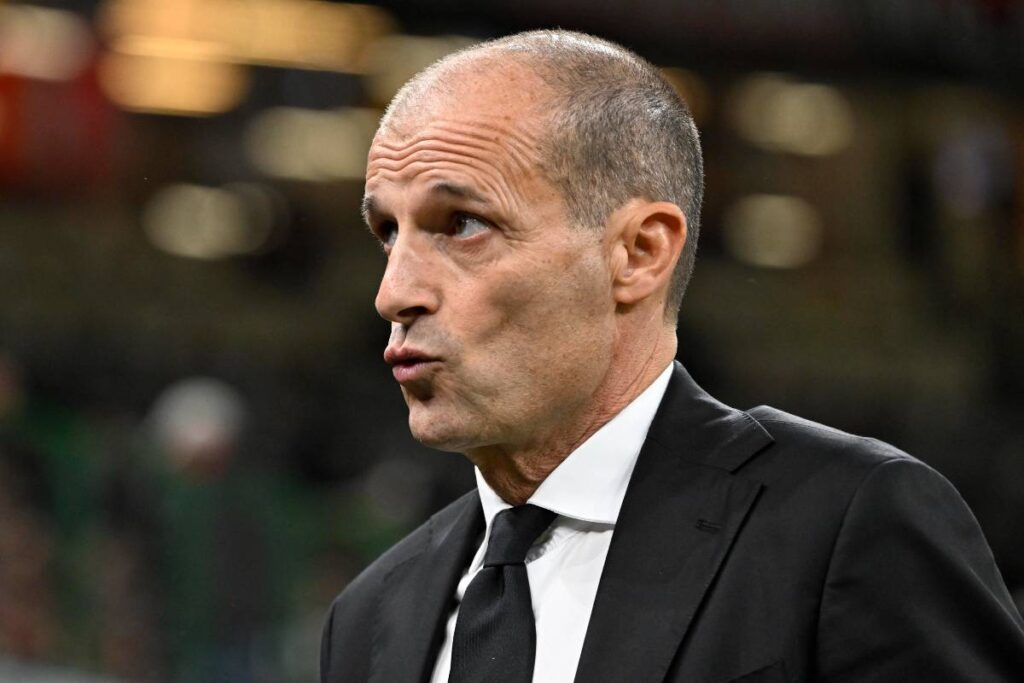 Allegri osserva la curva durante la sfida con il Pisa