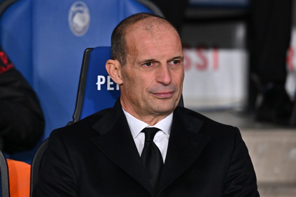 Allegri in panchina mentre osserva la squadra