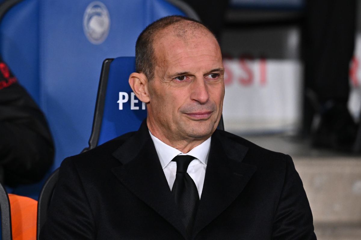 Allegri in panchina mentre osserva la squadra