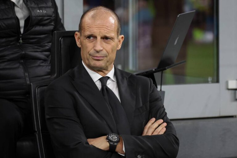 Allegri in panchina osserva la squadra