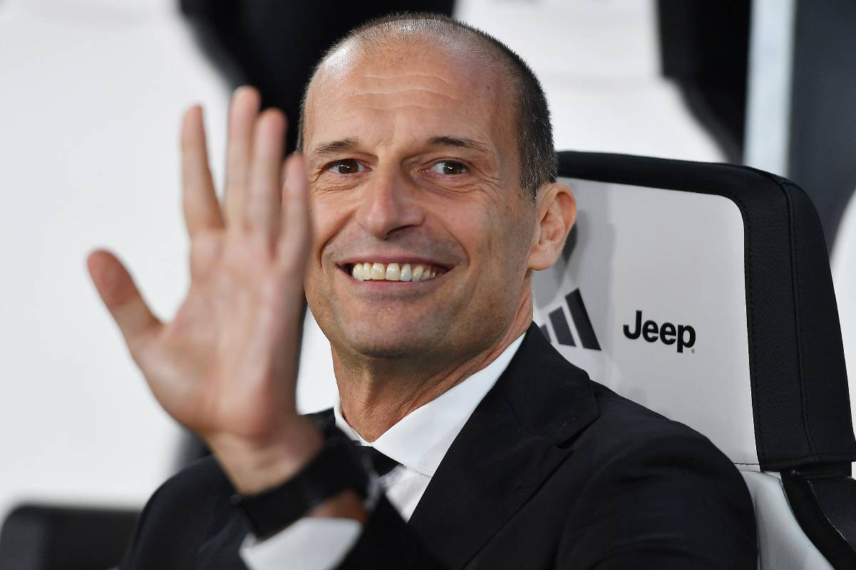 Allegri sorride in panchina prima della sfida alla Juve