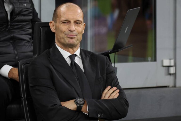 Allegri sorridente in panchina prima della sfida alla Roma