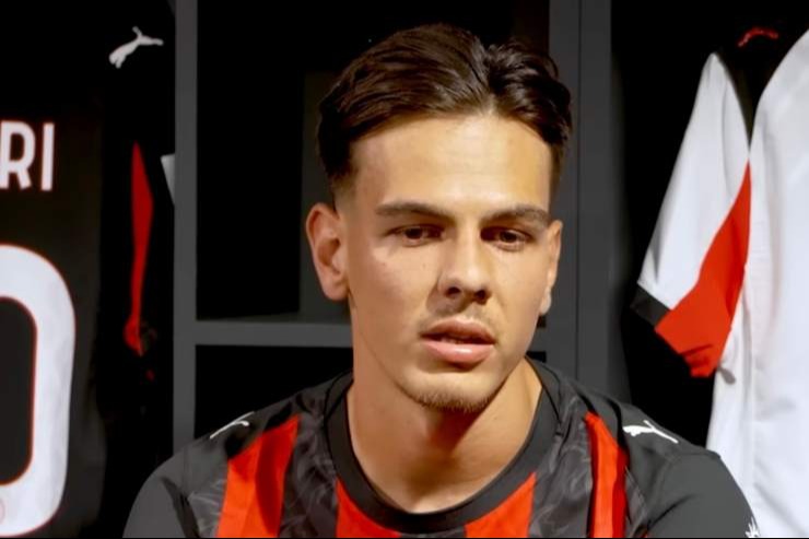 Ardon Jashari con la maglia del Milan durante la presentazione