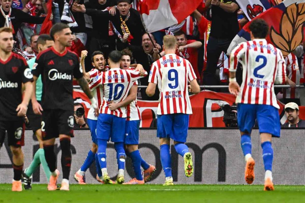 I giocatori dell’Atletico Madrid festeggiano un gol davanti ai propri tifosi durante una partita di Liga.