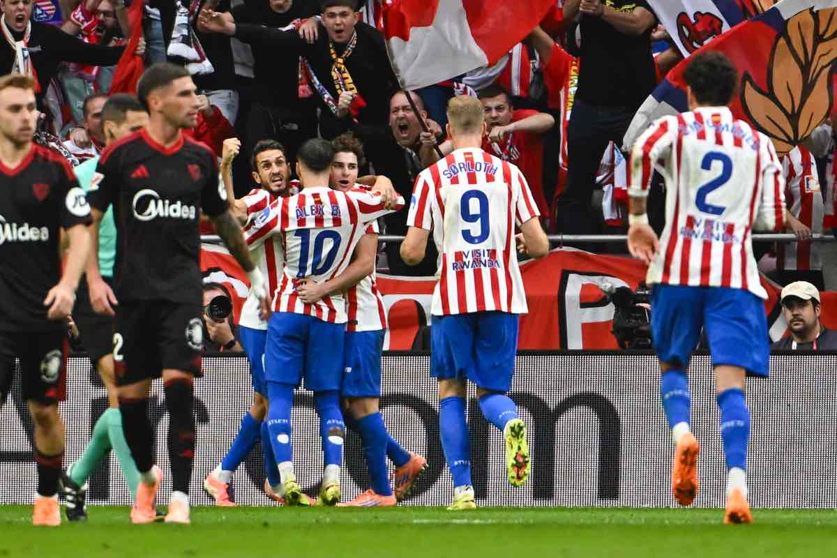 I giocatori dell’Atletico Madrid festeggiano un gol davanti ai propri tifosi durante una partita di Liga.