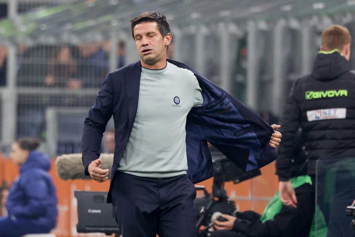 Cristian Chivu sconsolato si toglie la giacca durante una partita a San Siro dell'Inter
