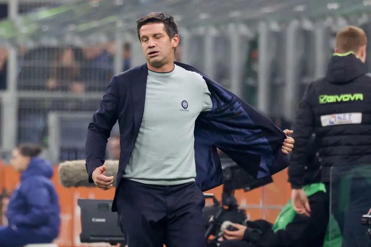 Cristian Chivu sconsolato si toglie la giacca durante una partita a San Siro dell'Inter