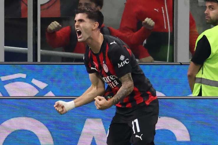 Christian Pulisic in campo con la maglia rossonera nella partita di Serie A 2025 contro il Napoli