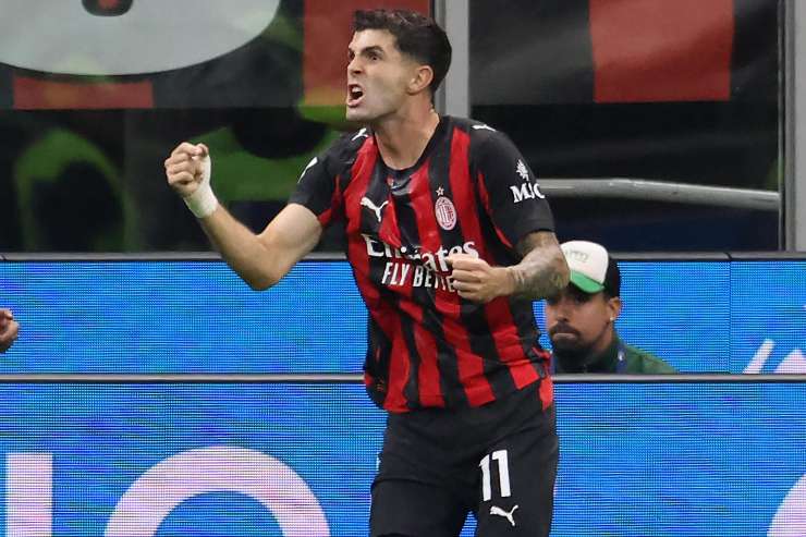 Christian Pulisic esulta dopo un gol con il Milan durante una partita di campionato allo stadio San Siro