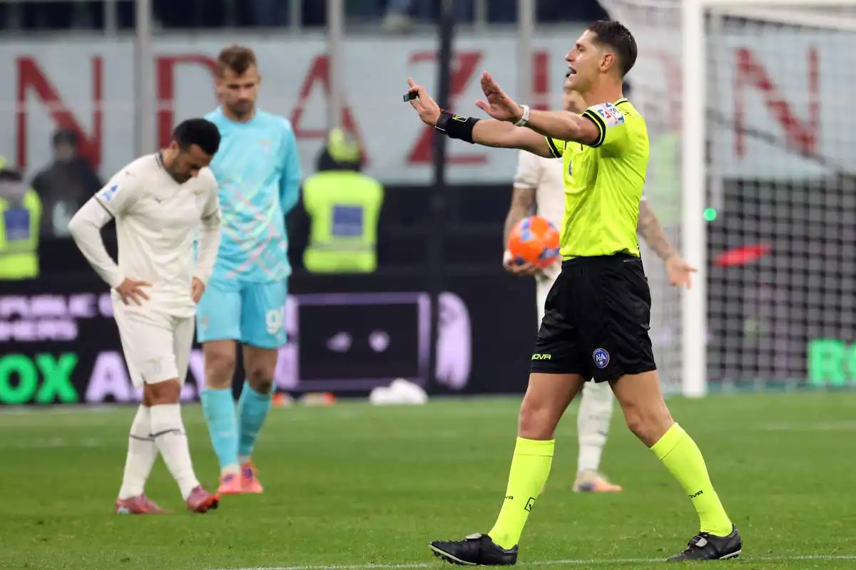 L'arbitro Collu decide di non assegnare un rigore alla Lazio nella sfida di campionato contro la Lazio