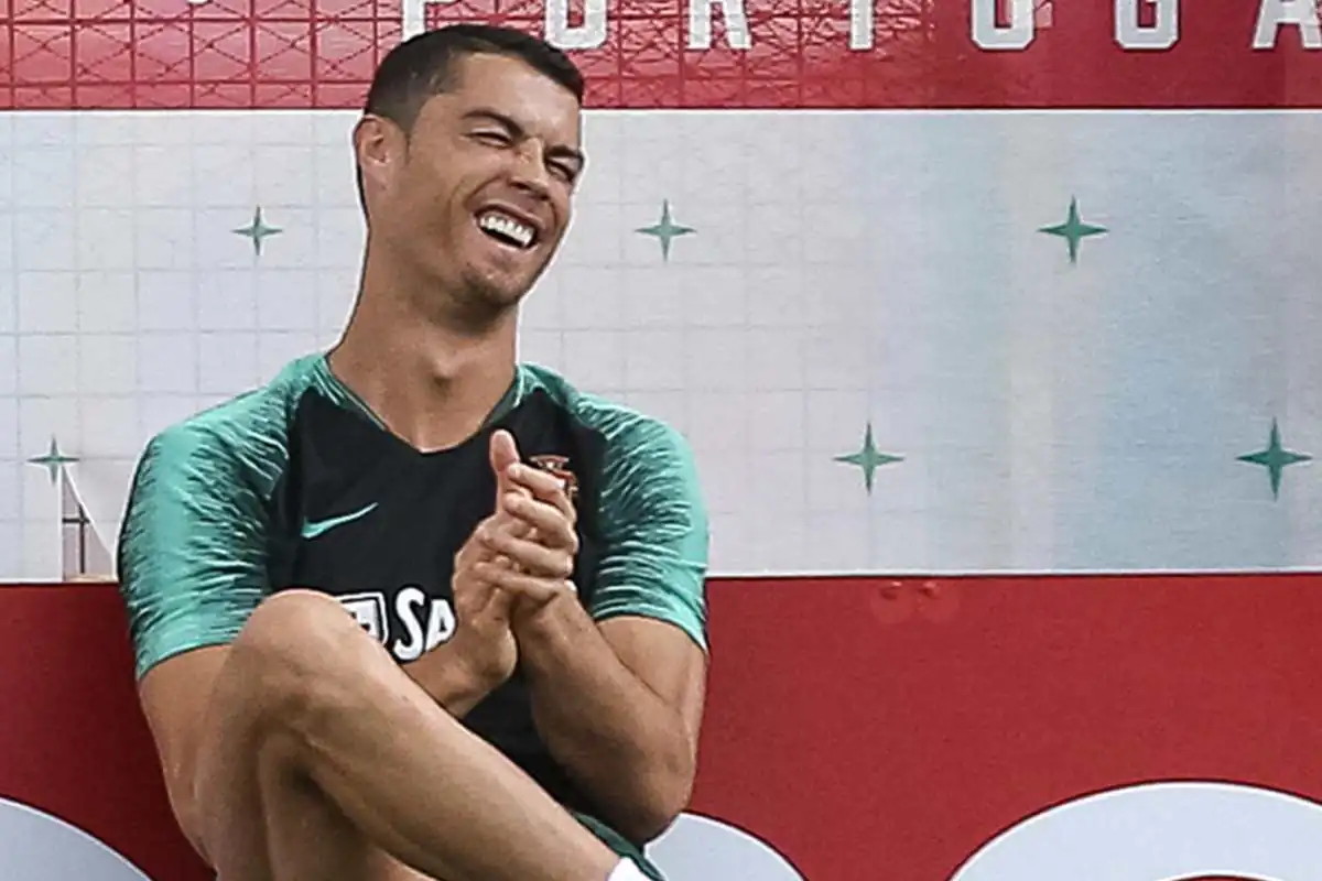 Cristiano Ronaldo ride in allenamento col Portogallo