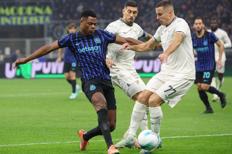 Denzel Dumfries in una partita di campionato tra Inter e Lazio a San Siro
