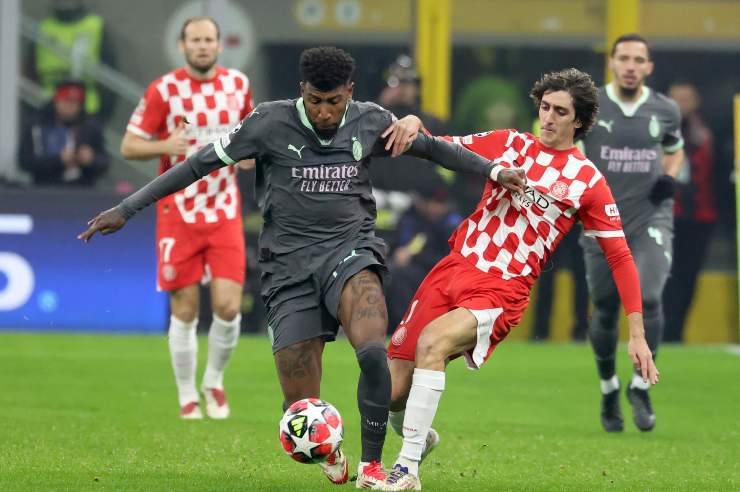 Emerson Royal nella stagione 2024/2025 in azione con la maglia del Milan in Champions League