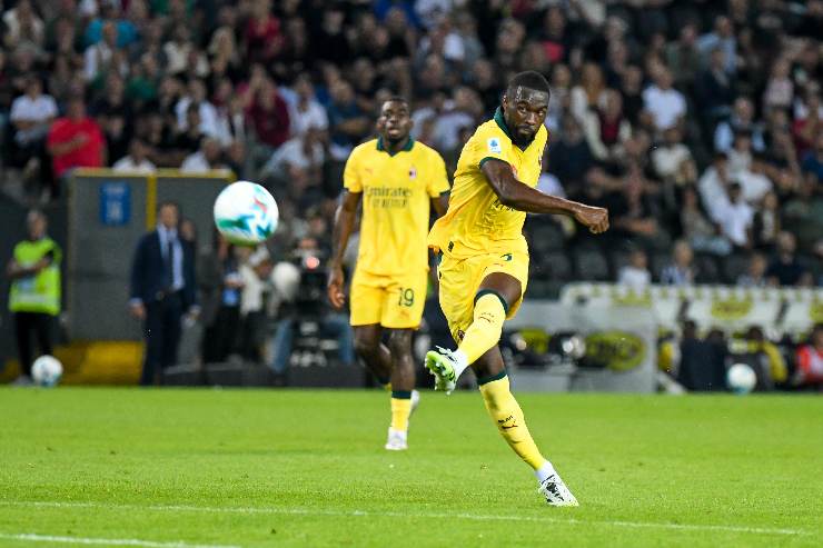 Estupinan mentre colpisce il pallone