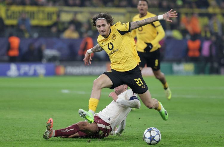 Fabio Silva in campo con il Borussia Dortmund in Champions League