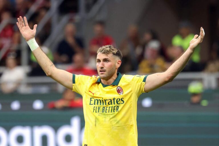 Giménez del Milan con le braccia alzate durante un match