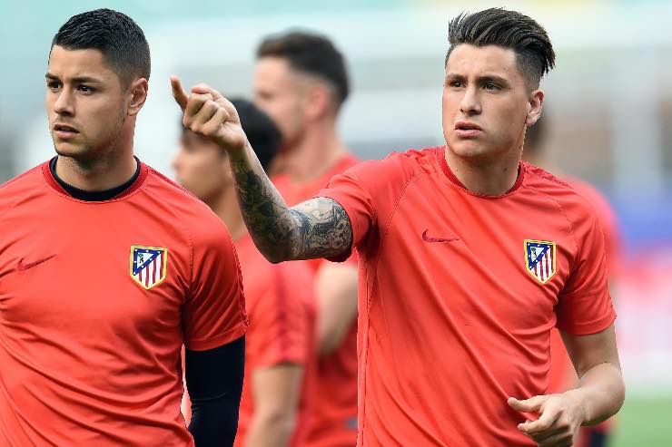 Jose Maria Gimenez dell’Atletico Madrid durante il riscaldamento pre-partita con la maglia rossa del club.