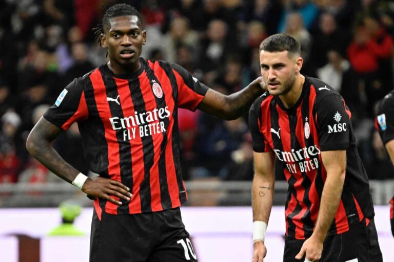 Rafael Leao e Santiago Gimenez del Milan in campo durante una partita, con il portoghese che incoraggia il compagno di squadra.