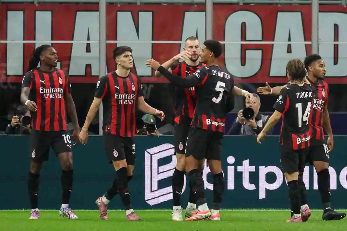 Rossoneri che esultano dopo il contro la Roma