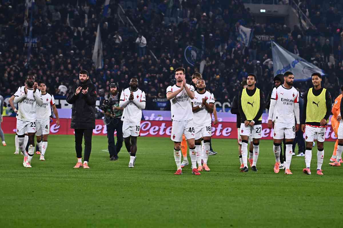 I calciatori del Milan salutano il pubblico rossonero