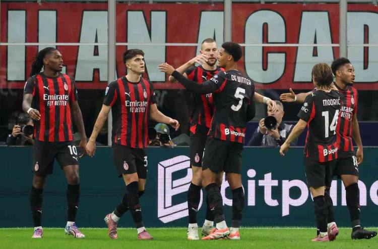 Pavlovic esulta con i suoi compagni del Milan dopo un gol in Serie A