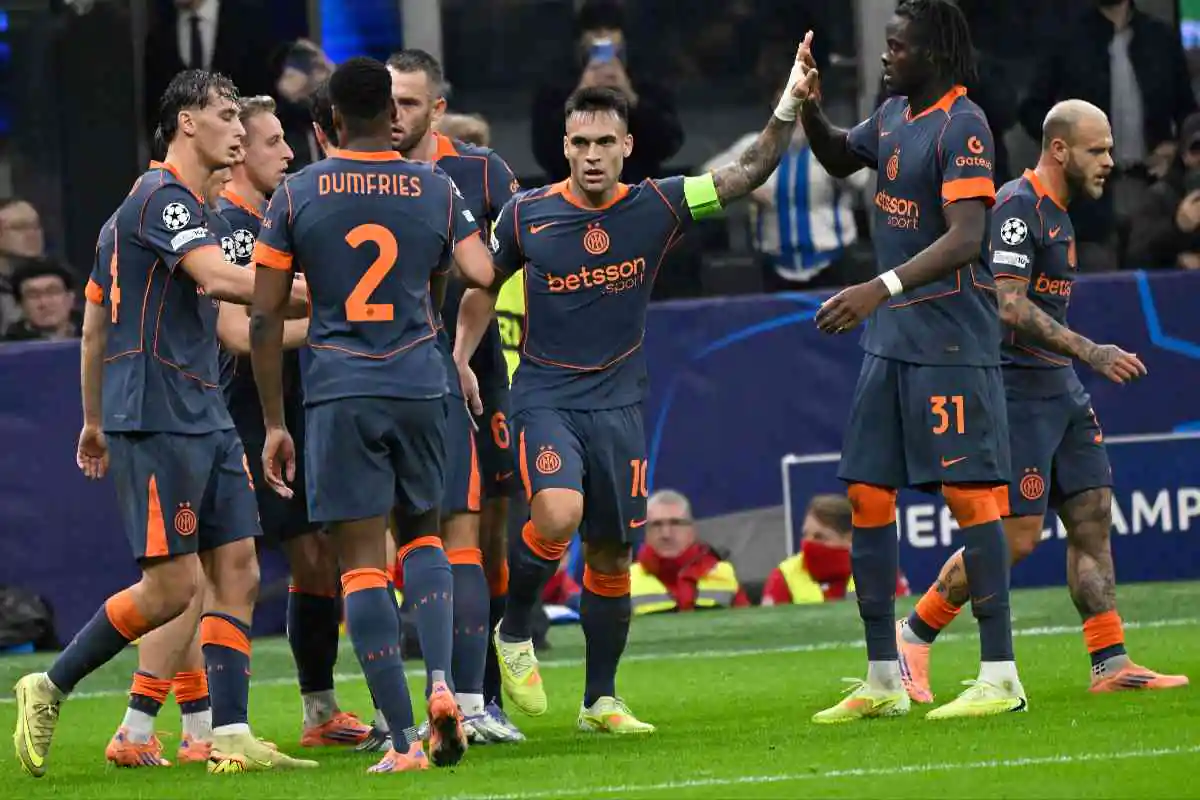 I calciatori dell'Inter esultano dopo un rete in Champions League
