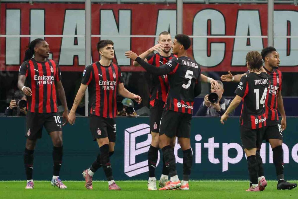 I calciatori rossoneri che esultano dopo il gol contro la Roma