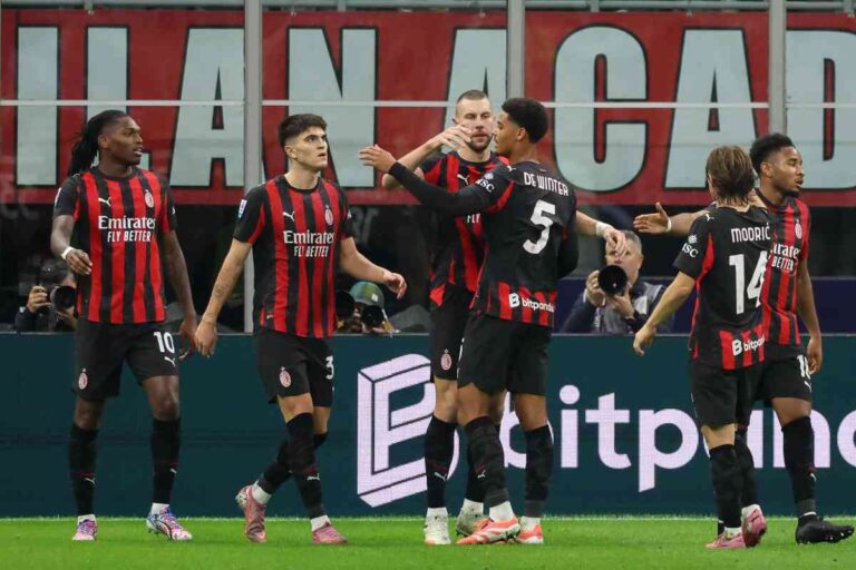 I calciatori rossoneri che esultano dopo il gol contro la Roma