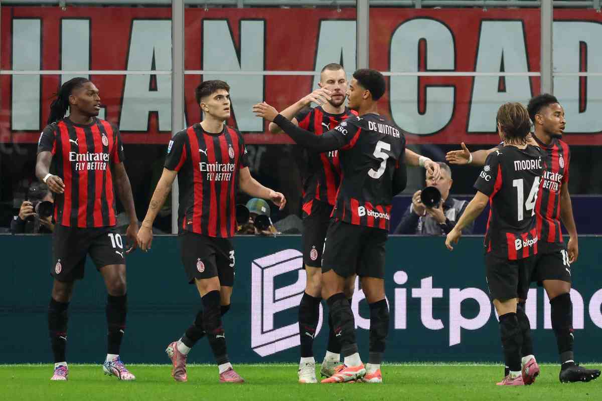 I calciatori rossoneri che esultano dopo il gol contro la Roma