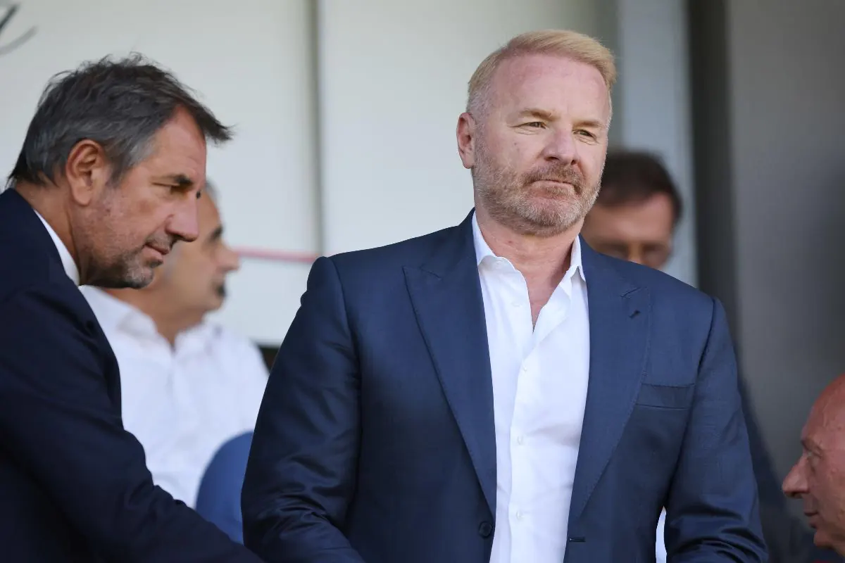 Igli Tare, direttore sportivo del Milan, osserva la partita dalla tribuna