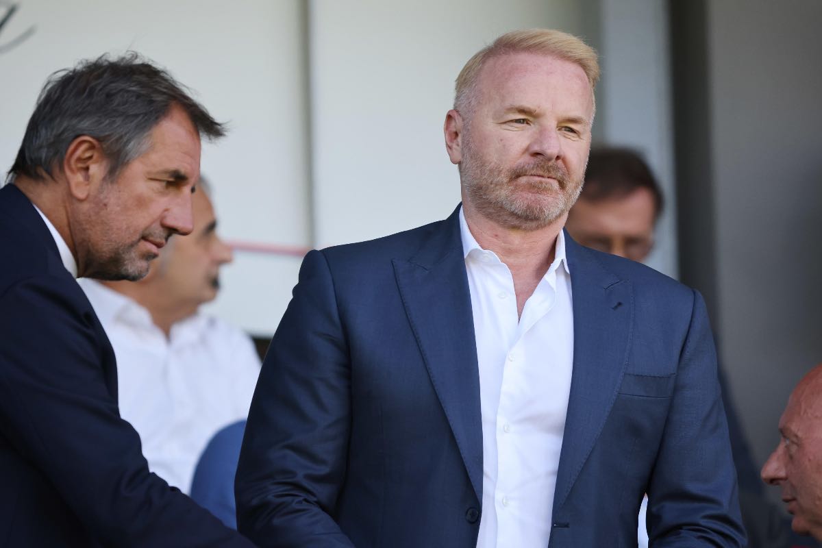 Igli Tare, direttore sportivo del Milan, osserva la partita dalla tribuna