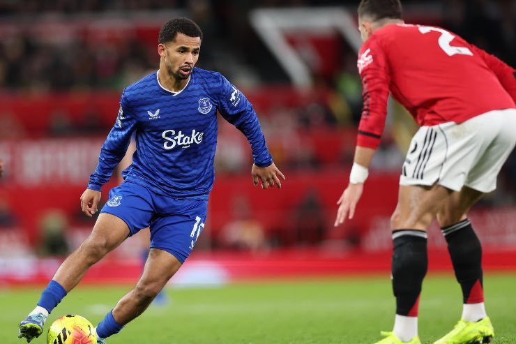 Milan, Iliman Ndiaye in campo contro il Manchester United 