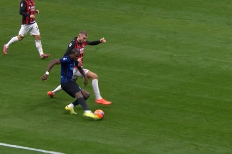 Il contatto tra Marcus Thuram e Strahinja Pavlović durante la partita di campionato tra Inter e Milan