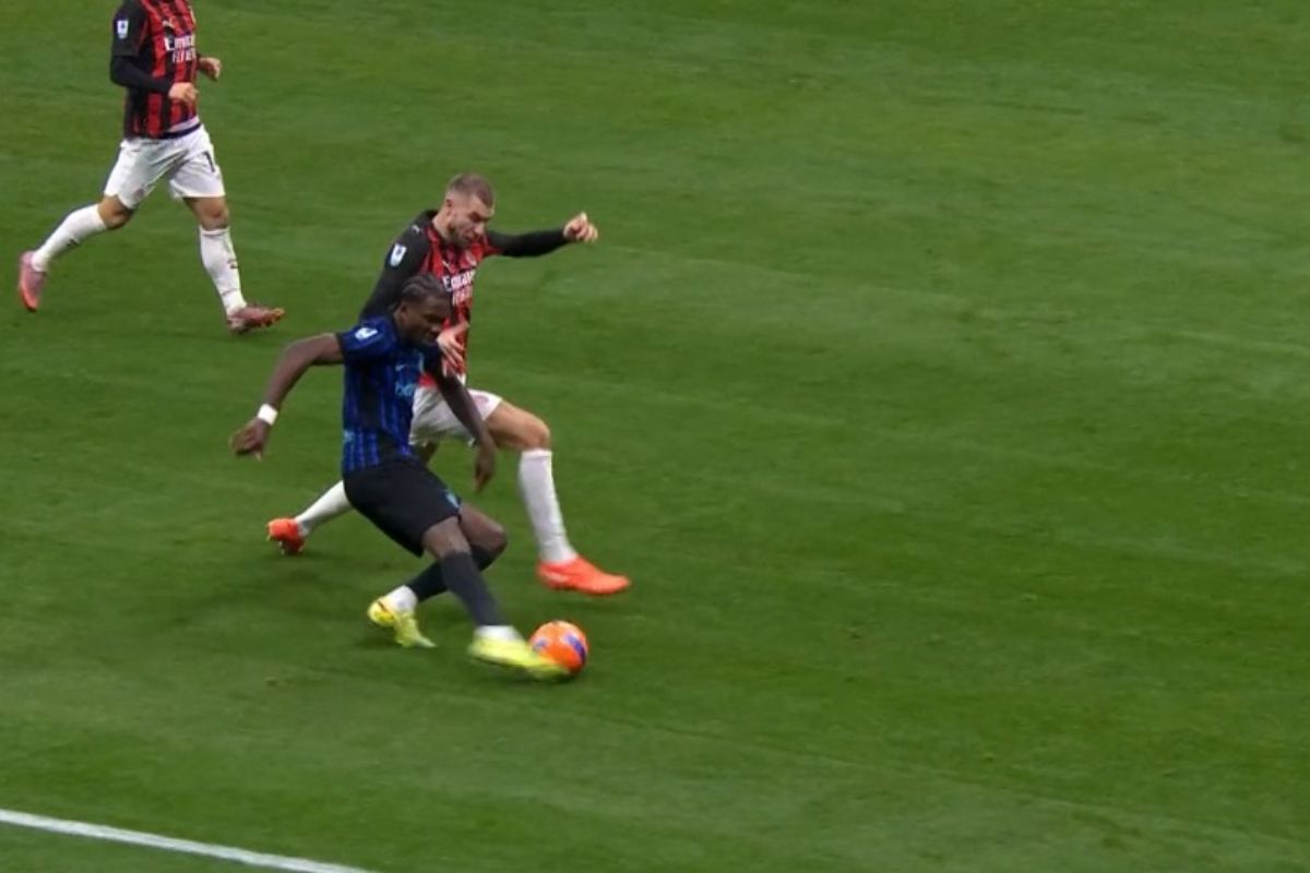 Il contatto tra Marcus Thuram e Strahinja Pavlović durante la partita di campionato tra Inter e Milan