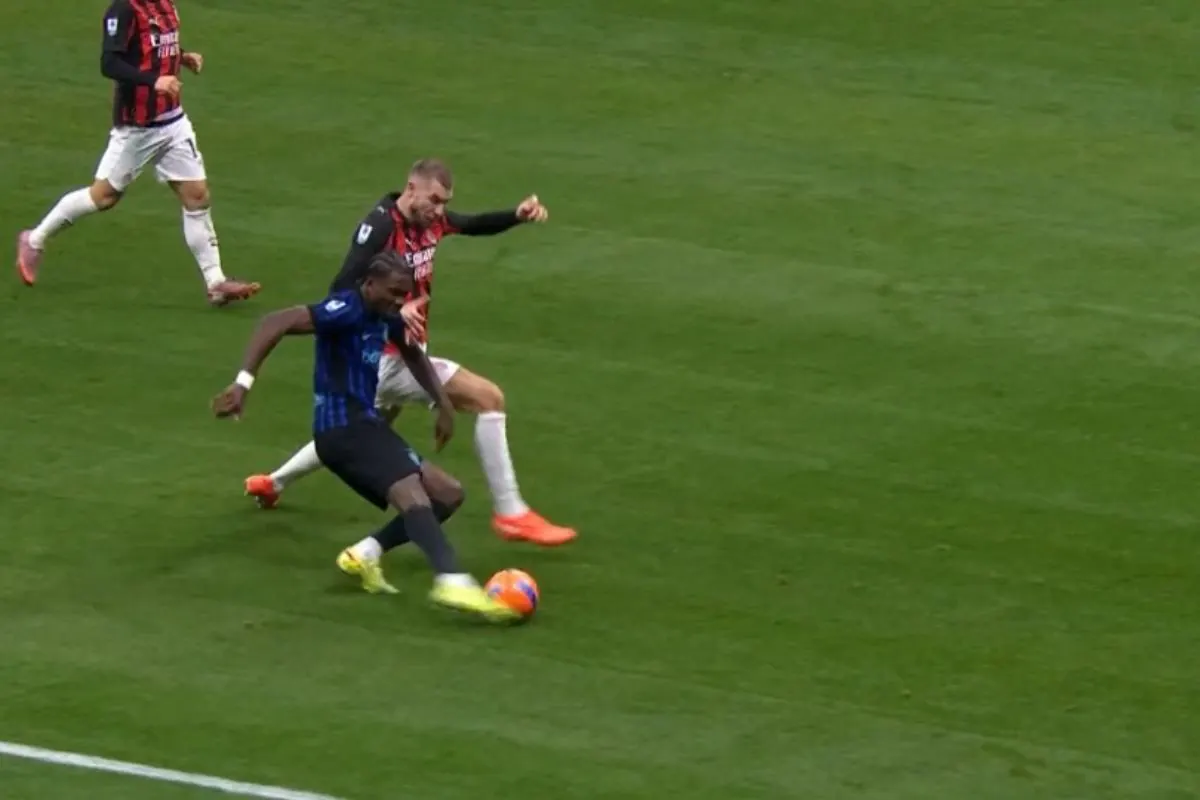 Il contatto tra Marcus Thuram e Strahinja Pavlović durante la partita di campionato tra Inter e Milan