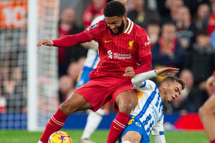 Joe Gomez mentre difende il pallone