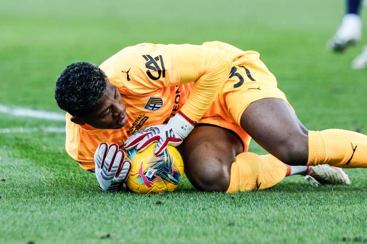 Kosuke Suzuki, portiere del Parma, blocca il pallone durante una partita di Serie A 2025 allo stadio Tardini.
