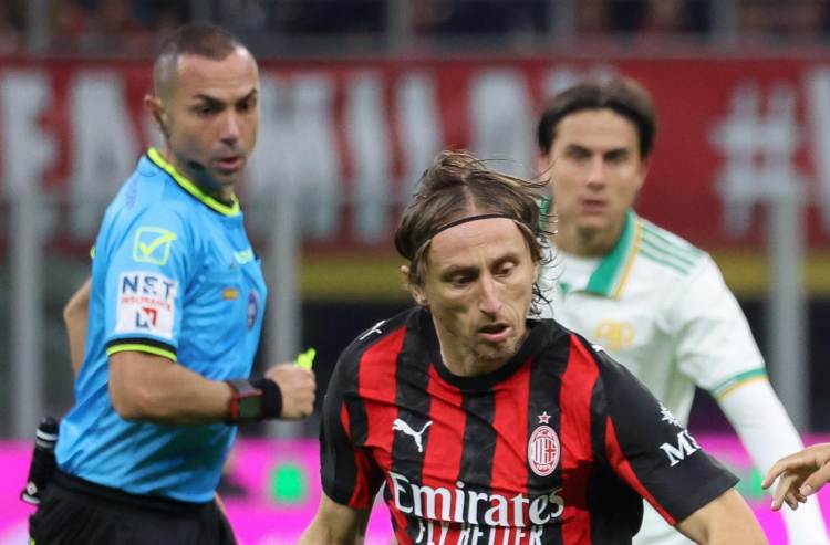 L'arbitro Marco Guida guarda da vicino l'azione di Luka Modric in Milan - Roma