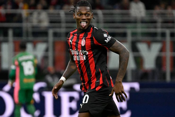 Leao esulta dopo il gol al Pisa a San Siro