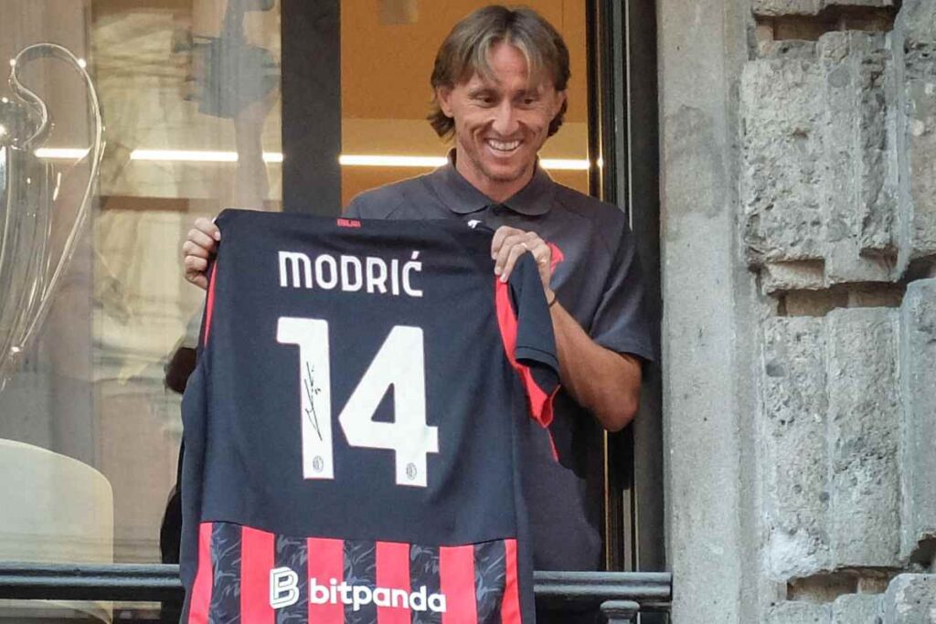 Luka Modrić con la maglia del Milan durante la presentazione